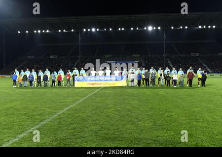 Spieler beider Teams, die mit der ukrainischen Flagge für das Friedensspiel zwischen CFR Cluj und FC Dynamo Kiev, Dr. Constantin Radulescu Stadium, Cluj-Napoca, Rumänien, 20. April 2022 auf den Platz kommen (Foto: Flaviu Buboi/NurPhoto) Stockfoto