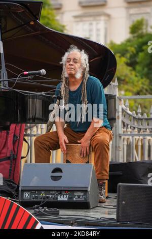 Jazz-Festival in Malaga, Jazzabierto. Mit Rubem Dantas, brasilianischer Perkussionist für Jazz-Fusion, Plaza de merced, Malaga, Spanien. Stockfoto