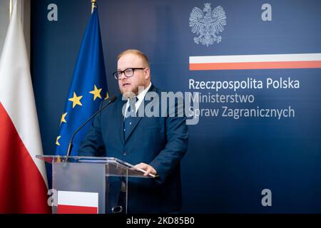 Pressekonferenz von Lukasz Jasina, Sprecher des Außenministeriums, am 21. April 2022 in Warschau (Foto: Mateusz Wlodarczyk/NurPhoto) Stockfoto