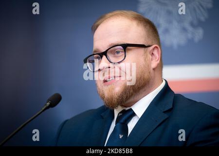 Pressekonferenz von Lukasz Jasina, Sprecher des Außenministeriums, am 21. April 2022 in Warschau (Foto: Mateusz Wlodarczyk/NurPhoto) Stockfoto