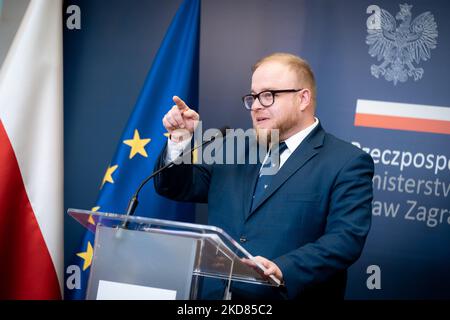 Pressekonferenz von Lukasz Jasina, Sprecher des Außenministeriums, am 21. April 2022 in Warschau (Foto: Mateusz Wlodarczyk/NurPhoto) Stockfoto