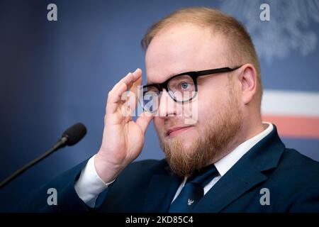 Pressekonferenz von Lukasz Jasina, Sprecher des Außenministeriums, am 21. April 2022 in Warschau (Foto: Mateusz Wlodarczyk/NurPhoto) Stockfoto