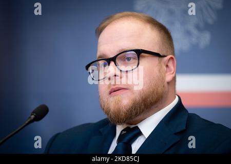 Pressekonferenz von Lukasz Jasina, Sprecher des Außenministeriums, am 21. April 2022 in Warschau (Foto: Mateusz Wlodarczyk/NurPhoto) Stockfoto