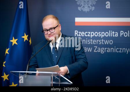 Pressekonferenz von Lukasz Jasina, Sprecher des Außenministeriums, am 21. April 2022 in Warschau (Foto: Mateusz Wlodarczyk/NurPhoto) Stockfoto