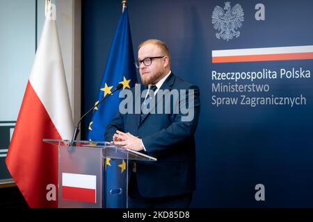 Pressekonferenz von Lukasz Jasina, Sprecher des Außenministeriums, am 21. April 2022 in Warschau (Foto: Mateusz Wlodarczyk/NurPhoto) Stockfoto