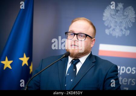 Pressekonferenz von Lukasz Jasina, Sprecher des Außenministeriums, am 21. April 2022 in Warschau (Foto: Mateusz Wlodarczyk/NurPhoto) Stockfoto