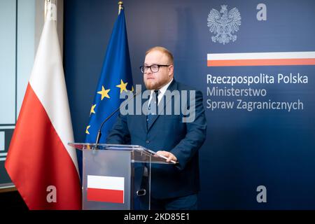 Pressekonferenz von Lukasz Jasina, Sprecher des Außenministeriums, am 21. April 2022 in Warschau (Foto: Mateusz Wlodarczyk/NurPhoto) Stockfoto