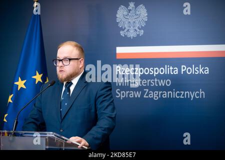 Pressekonferenz von Lukasz Jasina, Sprecher des Außenministeriums, am 21. April 2022 in Warschau (Foto: Mateusz Wlodarczyk/NurPhoto) Stockfoto