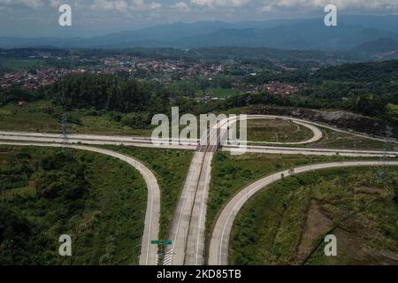 Luftaufnahme der Cileunyi-Sumedang-Dawuan toll Road (Cisumdawu) am 22. April 2022 in Cimalaka toll Gate, Sumedang Regency, West Java. Der Gouverneur von West-Java, Ridwan Kamil, sagte, dass die Mautstraße Cileunyi-Sumedang-Dawuan (Cisumdawu) im Heimatfluss (Mudik Lebaran) bis zum Cimalaka toll Gate oder dem Abschnitt drei der Mautstraße Cisumdawu genutzt werden kann. (Foto von Algi Febri Sugita/NurPhoto) Stockfoto