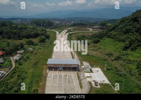 Luftaufnahme der Cileunyi-Sumedang-Dawuan toll Road (Cisumdawu) am 22. April 2022 in Cimalaka toll Gate, Sumedang Regency, West Java. Der Gouverneur von West-Java, Ridwan Kamil, sagte, dass die Mautstraße Cileunyi-Sumedang-Dawuan (Cisumdawu) im Heimatfluss (Mudik Lebaran) bis zum Cimalaka toll Gate oder dem Abschnitt drei der Mautstraße Cisumdawu genutzt werden kann. (Foto von Algi Febri Sugita/NurPhoto) Stockfoto