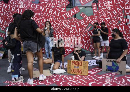 Umweltaktivisten nehmen am 22. April 2022 in Bangkok, Thailand, am Global Climate Strike Teil. (Foto von Anusak Laowias/NurPhoto) Stockfoto