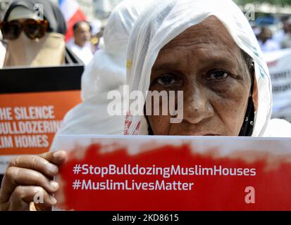 Religiöse Führer verschiedener Glaubensrichtungen und soziale Aktivisten tragen Plakate, Banner und Plakate bei einer Protestkundgebung gegen den jüngsten Abriss eines illegalen Bauwerks in Delhi Jahangirpuri, Kalkutta, Indien, durch Bulldozer am 22. April 2022. (Foto von Indranil Aditya/NurPhoto) Stockfoto