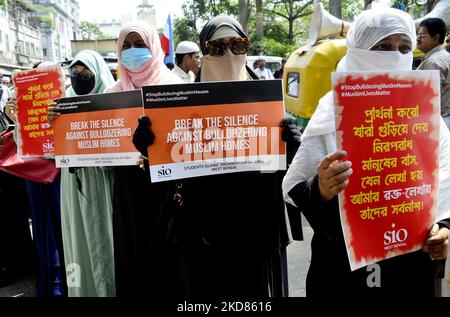 Religiöse Führer verschiedener Glaubensrichtungen und soziale Aktivisten tragen Plakate, Banner und Plakate bei einer Protestkundgebung gegen den jüngsten Abriss eines illegalen Bauwerks in Delhi Jahangirpuri, Kalkutta, Indien, durch Bulldozer am 22. April 2022. (Foto von Indranil Aditya/NurPhoto) Stockfoto