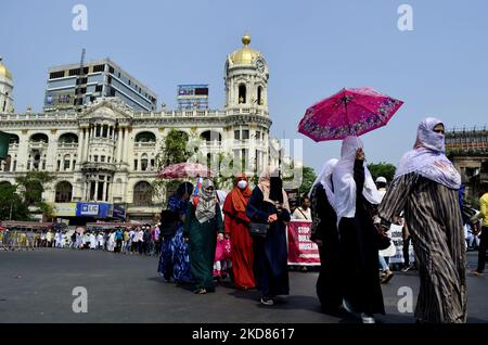 Religiöse Führer verschiedener Glaubensrichtungen und soziale Aktivisten tragen Plakate, Banner und Plakate bei einer Protestkundgebung gegen den jüngsten Abriss eines illegalen Bauwerks in Delhi Jahangirpuri, Kalkutta, Indien, durch Bulldozer am 22. April 2022. (Foto von Indranil Aditya/NurPhoto) Stockfoto