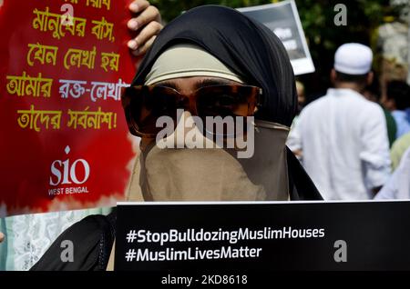 Religiöse Führer verschiedener Glaubensrichtungen und soziale Aktivisten tragen Plakate, Banner und Plakate bei einer Protestkundgebung gegen den jüngsten Abriss eines illegalen Bauwerks in Delhi Jahangirpuri, Kalkutta, Indien, durch Bulldozer am 22. April 2022. (Foto von Indranil Aditya/NurPhoto) Stockfoto