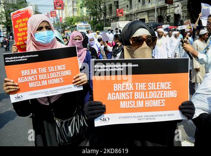 Religiöse Führer verschiedener Glaubensrichtungen und soziale Aktivisten tragen Plakate, Banner und Plakate bei einer Protestkundgebung gegen den jüngsten Abriss eines illegalen Bauwerks in Delhi Jahangirpuri, Kalkutta, Indien, durch Bulldozer am 22. April 2022. (Foto von Indranil Aditya/NurPhoto) Stockfoto