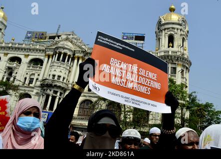 Religiöse Führer verschiedener Glaubensrichtungen und soziale Aktivisten tragen Plakate, Banner und Plakate bei einer Protestkundgebung gegen den jüngsten Abriss eines illegalen Bauwerks in Delhi Jahangirpuri, Kalkutta, Indien, durch Bulldozer am 22. April 2022. (Foto von Indranil Aditya/NurPhoto) Stockfoto