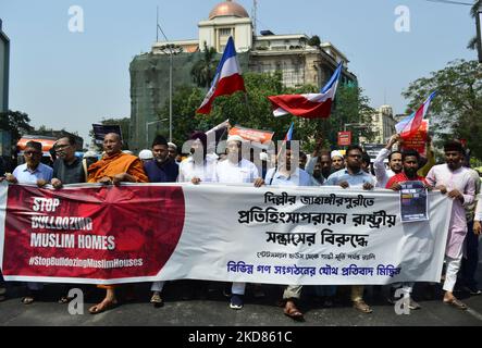 Religiöse Führer verschiedener Glaubensrichtungen und soziale Aktivisten tragen Plakate, Banner und Plakate bei einer Protestkundgebung gegen den jüngsten Abriss eines illegalen Bauwerks in Delhi Jahangirpuri, Kalkutta, Indien, durch Bulldozer am 22. April 2022. (Foto von Indranil Aditya/NurPhoto) Stockfoto