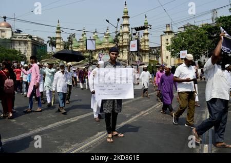 Religiöse Führer verschiedener Glaubensrichtungen und soziale Aktivisten tragen Plakate, Banner und Plakate bei einer Protestkundgebung gegen den jüngsten Abriss eines illegalen Bauwerks in Delhi Jahangirpuri, Kalkutta, Indien, durch Bulldozer am 22. April 2022. (Foto von Indranil Aditya/NurPhoto) Stockfoto