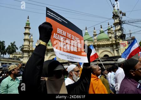 Religiöse Führer verschiedener Glaubensrichtungen und soziale Aktivisten tragen Plakate, Banner und Plakate bei einer Protestkundgebung gegen den jüngsten Abriss eines illegalen Bauwerks in Delhi Jahangirpuri, Kalkutta, Indien, durch Bulldozer am 22. April 2022. (Foto von Indranil Aditya/NurPhoto) Stockfoto