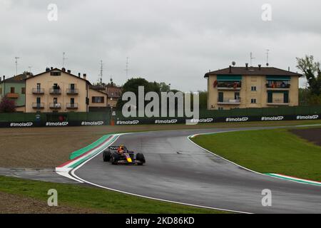 Rolex Gran Premio del Made in Italy e dell'Emilia-Romagna: Sergio Perez (MEX) Redbull Racing RB18 &#XA; Während der Formel-1-Meisterschaft Formel 1 Rolex Emilia Romagna Grand Prix 2022, 4. Runde der FIA Formel 1-Weltmeisterschaft 2022 Freie Übungen am 22. April 2022 auf dem Enzo e Dino Ferrari Circuit in Imola, Italien (Foto von Alessio De Marco/LiveMedia/NurPhoto) Stockfoto