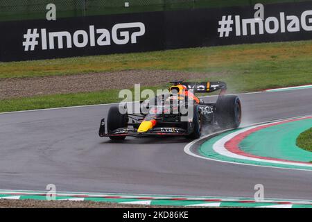 Rolex Gran Premio del Made in Italy e dell'Emilia-Romagna: Max Verstappen (NED) Redbull Racing RB18 &#XA; Während der Formel-1-Meisterschaft Formel 1 Rolex Emilia Romagna Grand Prix 2022, 4. Runde der FIA Formel 1-Weltmeisterschaft 2022 Freie Übungen am 22. April 2022 auf dem Enzo e Dino Ferrari Circuit in Imola, Italien (Foto von Alessio De Marco/LiveMedia/NurPhoto) Stockfoto