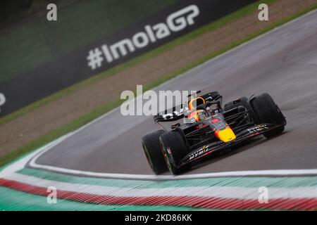 Rolex Gran Premio del Made in Italy e dell'Emilia-Romagna: Max Verstappen (NED) Redbull Racing RB18 &#XA; Während der Formel-1-Meisterschaft Formel 1 Rolex Emilia Romagna Grand Prix 2022, 4. Runde der FIA Formel 1-Weltmeisterschaft 2022 Freie Übungen am 22. April 2022 auf dem Enzo e Dino Ferrari Circuit in Imola, Italien (Foto von Alessio De Marco/LiveMedia/NurPhoto) Stockfoto