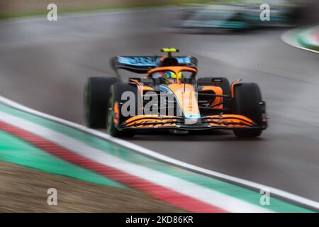 Rolex Gran Premio del Made in Italy e dell'Emilia-Romagna: Lando Norris (GBR) McLaren MCL36 &#XA; Während der Formel-1-Meisterschaft Formel 1 Rolex Emilia Romagna Grand Prix 2022, 4. Runde der FIA Formel 1-Weltmeisterschaft 2022 Freie Übungen am 22. April 2022 auf dem Enzo e Dino Ferrari Circuit in Imola, Italien (Foto von Alessio De Marco/LiveMedia/NurPhoto) Stockfoto