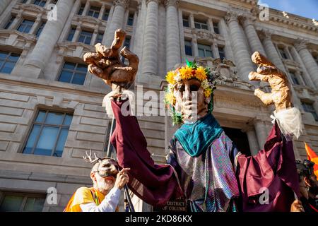 Mitglieder der Extinction Rebellion arbeiten während einer Kundgebung und eines marsches gegen fossile Brennstoffe eine Marionette. Zusätzlich zu einem allgemeinen Protest gegen fossile Brennstoffe forderten die Demonstranten insbesondere, dass DC sich weigere, Washington Gas den Ausbau seiner Methan-Lieferinfrastruktur zu gestatten. Es ist nicht klar, wie viel von den rund $5 Milliarden Investitionen zur Reparatur der Hunderte von Gaslecks verwendet werden würde, die in DC dokumentiert sind. (Foto von Allison Bailey/NurPhoto) Stockfoto