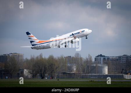 SmartWings Boeing 737-800 (35793 / OK-TSO) am 22. April 2022 auf dem Chopin-Flughafen in Warschau, Polen. Der Streik und der massenhafte Rücktritt der Fluglotsen von der polnischen Flugsicherungsagentur führen zu zahlreichen Verspätungen und Annullierungen der Flüge im polnischen Luftraum. (Foto von Mateusz Wlodarczyk/NurPhoto) Stockfoto