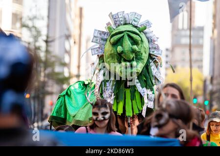 Mitglieder der Extinction Rebellion marschieren während einer Kundgebung und eines marsches gegen fossile Brennstoffe durch die Innenstadt von Washington. Zusätzlich zu einem allgemeinen Protest gegen fossile Brennstoffe forderten die Demonstranten insbesondere, dass DC sich weigere, Washington Gas den Ausbau seiner Methan-Lieferinfrastruktur zu gestatten. (Foto von Allison Bailey/NurPhoto) Stockfoto
