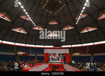 Gesamtansicht des Coliseo-Stadions während des Ministerrats. Der Präsident der Republik Pedro Castillo leitete den dezentralen Ministerrat 6. in der südandischen Stadt Cusco im Coliseo Casa de la Juventud (Haus des Jugendlichtes Kolosseum). Das Treffen diente dazu, die Forderungen der Bevölkerung zu hören und Lösungen für verschiedene soziale Probleme zu finden, die die Region Cusco treffen. Am Freitag, den 22. April 2022, in Cusco, Peru. (Foto von Artur Widak/NurPhoto) Stockfoto