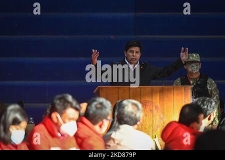 Pedro Castillo, der Präsident von Peru, spricht die Teilnehmer und Unterstützer an. Der Präsident der Republik Pedro Castillo leitete den dezentralen Ministerrat 6. in der südandischen Stadt Cusco im Coliseo Casa de la Juventud (Haus des Jugendlichtes Kolosseum). Das Treffen diente dazu, die Forderungen der Bevölkerung zu hören und Lösungen für verschiedene soziale Probleme zu finden, die die Region Cusco treffen. Am Freitag, den 22. April 2022, in Cusco, Peru. (Foto von Artur Widak/NurPhoto) Stockfoto