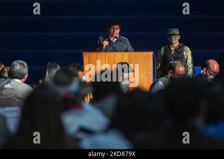 Pedro Castillo, der Präsident von Peru, spricht die Teilnehmer und Unterstützer an. Der Präsident der Republik Pedro Castillo leitete den dezentralen Ministerrat 6. in der südandischen Stadt Cusco im Coliseo Casa de la Juventud (Haus des Jugendlichtes Kolosseum). Das Treffen diente dazu, die Forderungen der Bevölkerung zu hören und Lösungen für verschiedene soziale Probleme zu finden, die die Region Cusco treffen. Am Freitag, den 22. April 2022, in Cusco, Peru. (Foto von Artur Widak/NurPhoto) Stockfoto