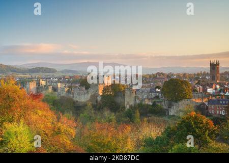 Herbstlicher Sonnenaufgang am Ludlow Castle in Shropshire, Großbritannien, aufgenommen von Whitcliffe Common Stockfoto