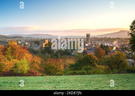 Herbstlicher Sonnenaufgang am Ludlow Castle in Shropshire, Großbritannien, aufgenommen von Whitcliffe Common Stockfoto