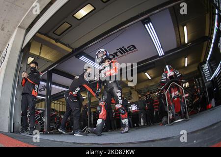 Maverick Vinales (12) aus Spanien und Aprilia Racing beim Qualifying des Grande Premio Tissot de Portugal am 23. April 2022 im Autodromo do Algarve in Lagoa, Algarve, Portugal. (Foto von Jose Breton/Pics Action/NurPhoto) Stockfoto