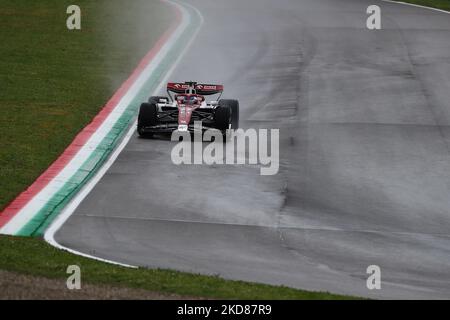 Valtteri Bottas aus Finnland fährt den (77) Alfa Romeo F1 Team Orlen C42 Ferrari 066/7 während des Rolex Gran Premio Del Made in Italy und Dell'Emilia-Romagna F1 am 22. Und 24. April 2022 in Imola, Italien. (Foto von Alessio Morgese/NurPhoto) Stockfoto