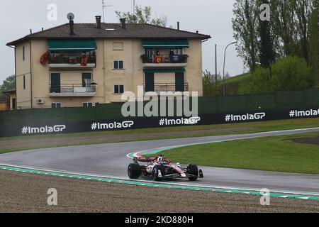 Valtteri Bottas aus Finnland fährt den (77) Alfa Romeo F1 Team Orlen C42 Ferrari 066/7 während des Rolex Gran Premio Del Made in Italy und Dell'Emilia-Romagna F1 am 22. Und 24. April 2022 in Imola, Italien. (Foto von Alessio Morgese/NurPhoto) Stockfoto