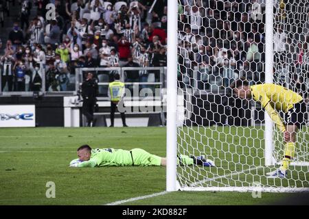 Bologna-Torhüter Lukasz Skorupski (28) und Bologna-Verteidiger Aaron Hickey (3) zeigen eine Dejektion während des Serie-A-Fußballspiels Nr. 33 JUVENTUS - BOLOGNA am 16. April 2022 im Allianz-Stadion in Turin, Piemont, Italien. Endergebnis: Juventus-Bologna 1-1. (Foto von Matteo Bottanelli/NurPhoto) Stockfoto