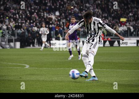 Juventus-Stürmer Dusan Vlahovic (7) schießt den Ball während des Halbfinalspiels JUVENTUS - FIORENTINA am 20. April 2022 im Allianz-Stadion in Turin, Piemont, Italien. (Foto von Matteo Bottanelli/NurPhoto) Stockfoto