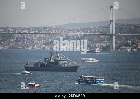 Am 23. April 2022 ankerte die türkische Marine Yavuz Klasse MEKO 200 Fregatte TCG Turgutreis F241 in Istanbuls Bosporus-Straße nahe dem Dolmabache-Palast, als der Fähr- und Frachtschiffverkehr die Wasserstraße zwischen Marmara und dem Schwarzen Meer befuhr. Die Fregatte wurde anlässlich des 102.. Jahrestages des Tages der nationalen Souveränität zum Gedenken an die Eröffnung der Großen Nationalversammlung der Türkei und des Nationalen Kindertages dekoriert. (Foto von Diego Cupolo/NurPhoto) Stockfoto