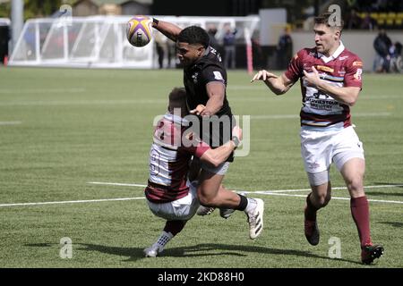 Melrose, Samstag, 23. April 2022. FOSROC Super6 Sprint Serie Southern Knight vs Watsonians auf den Greenyards, Melrose. Billy Wara (Southern Knights) in Angriff genommen von Murray Scott (Watsonians) (Foto von Rob Gray/NurPhoto) Stockfoto