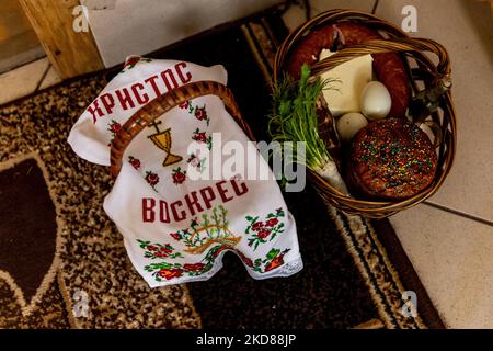 Am orthodoxen Ostersamstag, dem 23. April 2022, sind in der griechisch-katholischen Kirche in Nadyby, Oblast Lwiw, Ukraine, Lebensmittelbasckets zu sehen. Die Segnung der Osterkörbe ist in den meisten christlichen Kirchen eine Tradition. (Foto von Dominika Zarzycka/NurPhoto) Stockfoto