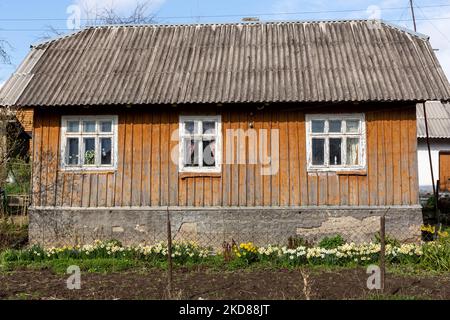 Ukrainisches Haus ist in Nadyby, Dorf, Lviv Oblast, Ukraine am orthodoxen Ostersamstag, 23. April 2022 zu sehen. (Foto von Dominika Zarzycka/NurPhoto) Stockfoto