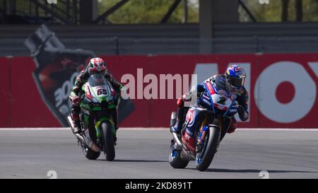 NÂ 1 Toprak Razgatlioglu TUR Yamaha YZF R1 Pata Yamaha mit Brixx WorldSBK NÂ 65 Jonathan Rea GBR Kawasaki ZX-10RR Kawasaki Racing Team WorldSBK 1. während der World Superbike - SBK Motul Dutch Round - FIM Superbike World Championship 2022 - Race 1 am 23. April, 2022 auf dem TT Assen Circuit in Assen (Niederlande), Niederlande (Foto: Otto Moretti/LiveMedia/NurPhoto) Stockfoto