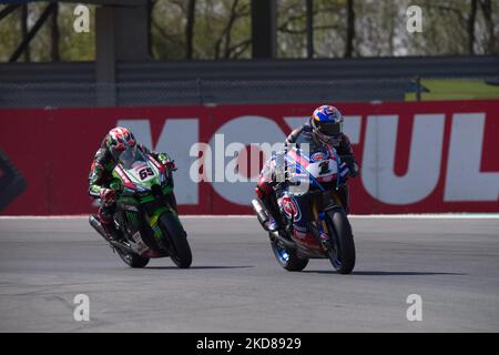 NÂ 1 Toprak Razgatlioglu TUR Yamaha YZF R1 Pata Yamaha mit Brixx WorldSBK NÂ 65 Jonathan Rea GBR Kawasaki ZX-10RR Kawasaki Racing Team WorldSBK 1. während der World Superbike - SBK Motul Dutch Round - FIM Superbike World Championship 2022 - Race 1 am 23. April, 2022 auf dem TT Assen Circuit in Assen (Niederlande), Niederlande (Foto: Otto Moretti/LiveMedia/NurPhoto) Stockfoto