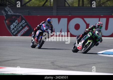 NÂ 65 Jonathan Rea GBR Kawasaki ZX-10RR Kawasaki Racing Team WorldSBK NÂ 1 Toprak Razgatlioglu TUR Yamaha YZF R1 Pata Yamaha mit Brixx WorldSBK während der World Superbike - SBK Motul Dutch Round - FIM Superbike World Championship 2022 - Race 1 am 23. April, 2022 auf dem TT Assen Circuit in Assen (Niederlande), Niederlande (Foto: Otto Moretti/LiveMedia/NurPhoto) Stockfoto