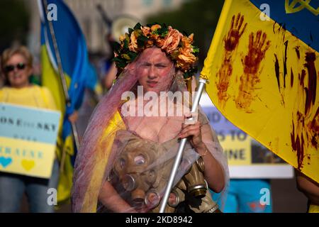 Isagus Toche, ein Künstler aus Kiew, Ukraine, steht während einer Demonstration am 23. April 2022 vor dem Weißen Haus (Foto: Bryan Olin Dozier/NurPhoto) Stockfoto