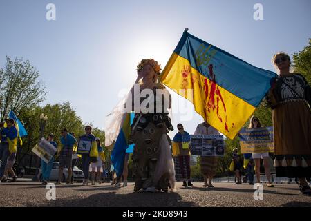Isagus Toche, ein Künstler aus Kiew, Ukraine, steht während einer Demonstration am 23. April 2022 vor dem Weißen Haus (Foto: Bryan Olin Dozier/NurPhoto) Stockfoto